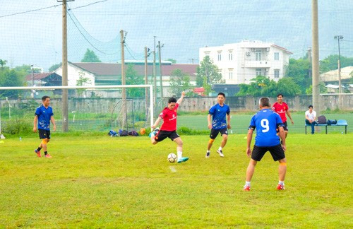 Trận đấu giữa đội bóng Phòng An ninh nội địa-Công an tỉnh và Giáo phận Qui Nhơn. Ảnh: Ngọc Nhuận tran-dau-giua-doi-bong-cong-an-tinh-va-giao-phan-qui-nhonjpg.jpg