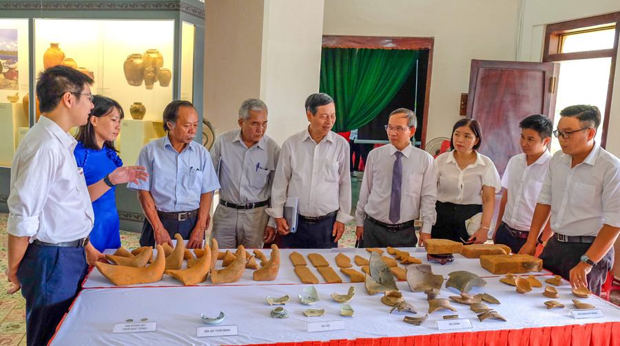 ការជីកកកាយបានរកឃើញវត្ថុបុរាណដ៏មានតម្លៃជាច្រើន រួមចំណែកស្រាវជ្រាវអំពីប្រវត្តិសាស្ត្រ និងវប្បធម៌ចំប៉ា។ រូបថត៖ ង៉ុក ញួន dot-khai-quat-phat-hien-nhieu-hien-vat-gia-tri-gop-them-tu-lieu-nghien-cuu-van-hoa-cham-pajpg.jpg