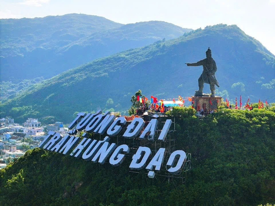 Lễ rước giác linh Đức Thánh Trần diễn ra trước đó vào sáng 10-10 (tức 19-8 âm lịch). Ảnh: Dũng Nhân le-ruoc-giac-linh-duc-thanh-tranjpg.jpg