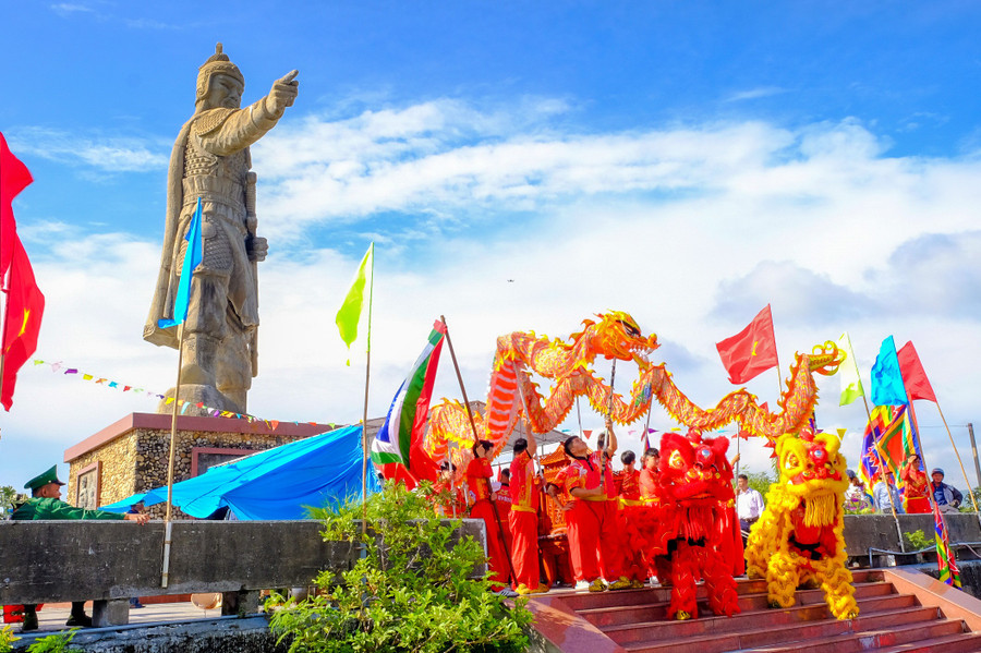 Rực rỡ sắc màu tại lễ rước giác linh Đức Thánh Trần. Ảnh: Ngọc Nhuận ruc-ro-sac-mau-trong-le-ruoc-giac-linh-duc-thanh-tranjpg.jpg