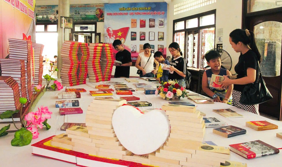 Readers come to see the books on display. Photo: DVCC z6912373518801-e88d5ca0c74fea0502b18b0dbdd95ee0.jpg