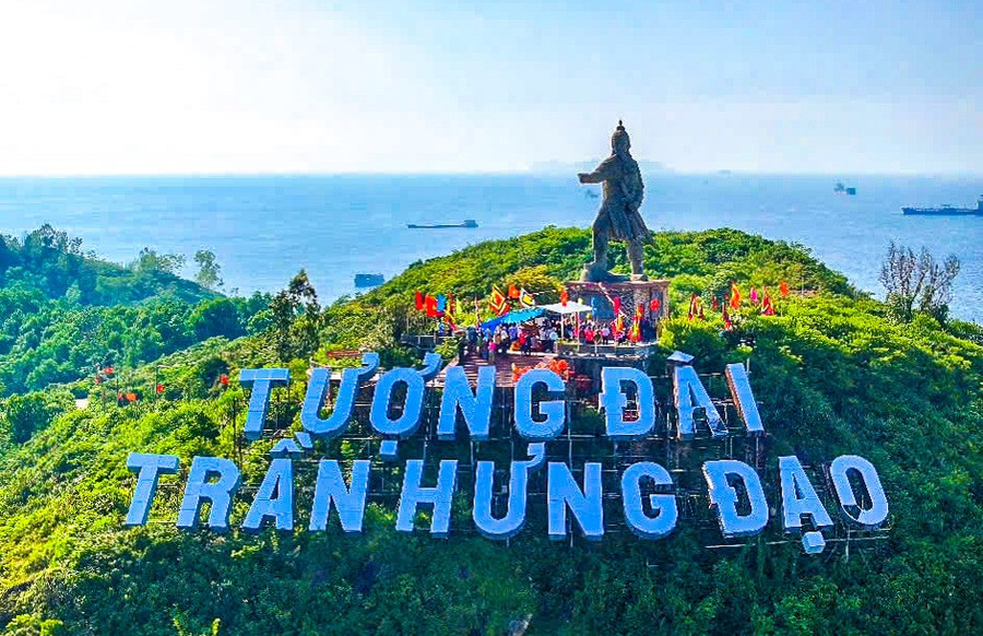 Toàn cảnh lễ rước giác linh Đức Thánh Trần. Ảnh: Dũng Nhân toan-canh-le-ruoc-giac-linh-duc-thanh-tranjpg.jpg