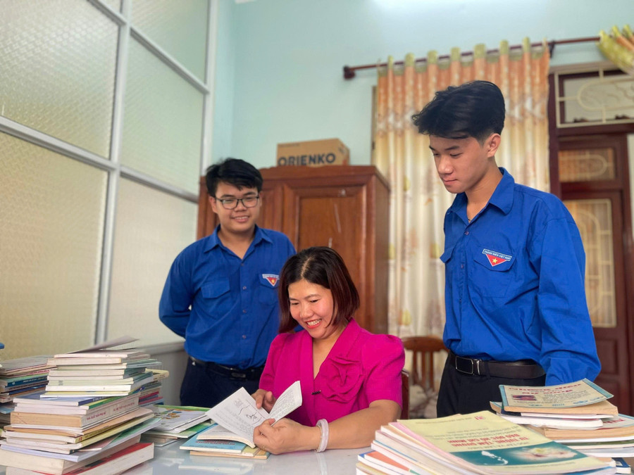 Đoàn viên xã Tuy Phước đang kiểm tra số sách quyên góp được. Ảnh: Ủy ban MTTQ Việt Nam xã Tuy Phước z6829912713522-7f7e388b11eecd24caad37af6f323914.jpg