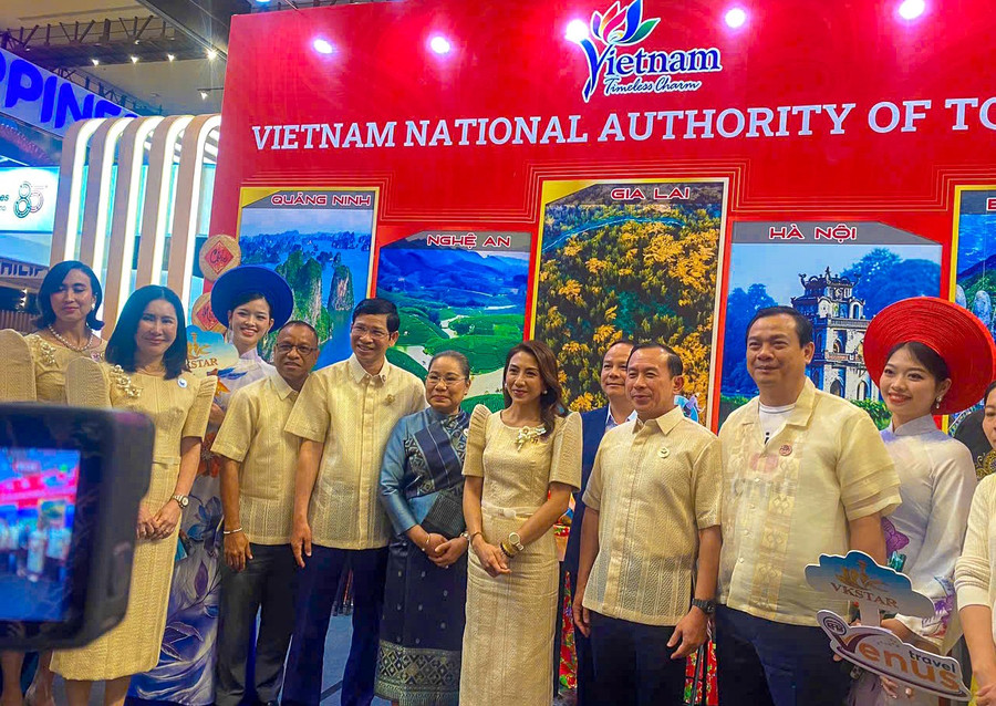 Rappresentanti del governo filippino, insieme a delegati dell'ASEAN e delegazioni internazionali, posano per una foto commemorativa presso lo stand vietnamita per la promozione del turismo. Foto: fornita dall'agenzia. su-kien-co-su-tham-du-cua-dai-dien-chinh-phu-philippines-va-dong-dao-dai-bieu-khu-vuc-asean-va-quoc-tejpg.jpg