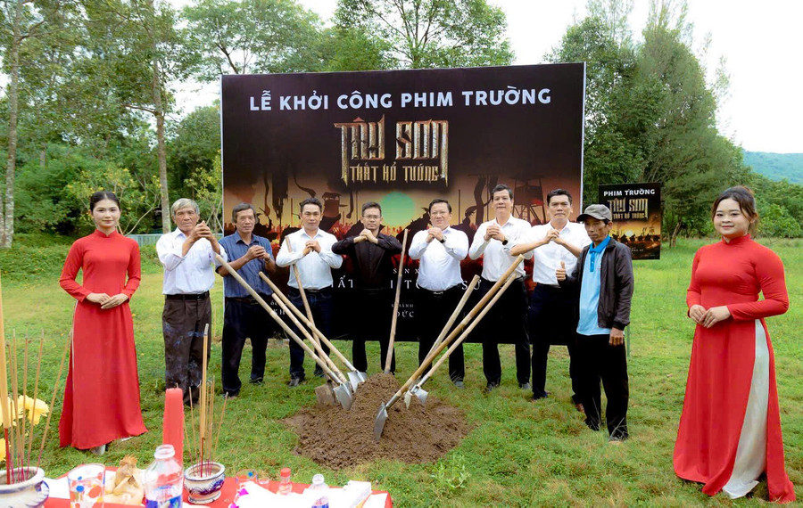 Lễ động thổ xây dựng phim trường "Tây Sơn thất hổ tướng" tại khu du lịch sinh thái Hầm Hô Rosa Alba. Ảnh: ĐVCC dong-tho-xay-dung-phim-truongjpg.jpg