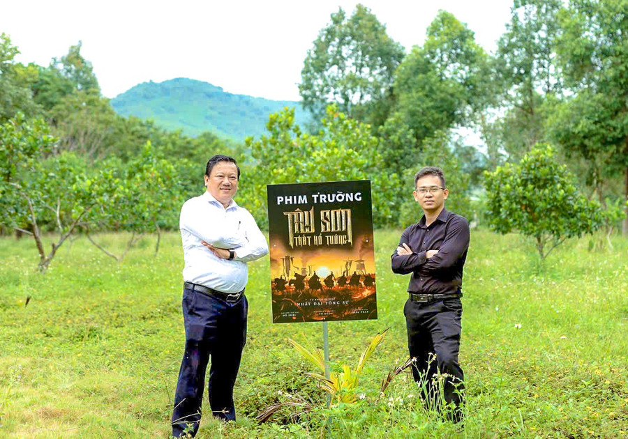 Đạo diễn Võ Đức (bìa phải) và cố vấn dự án phim Phan Phúc (bìa trái) trong buổi khảo sát, xây dựng phim trường tại khu du lịch sinh thái Hầm Hô Rosa Alba (xã Bình Phú, tỉnh Gia Lai). Ảnh: ĐVCC dao-dien-vo-duc-bia-phai-va-co-van-du-an-phim-phan-phuc-bia-trai-trong-chuyen-khao-sat-chon-phim-truongjpg.jpg