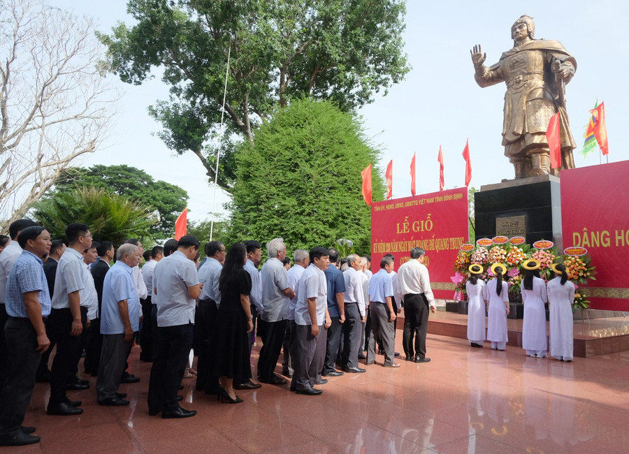 Tượng đài Hoàng đế Quang Trung tại khuôn viên Bảo tàng Quang Trung. Ảnh: Ngọc Nhuận dang-hoa-tai-tuong-dai-hoang-de-quang-trung-bao-tang-quang-trungjpg.jpg