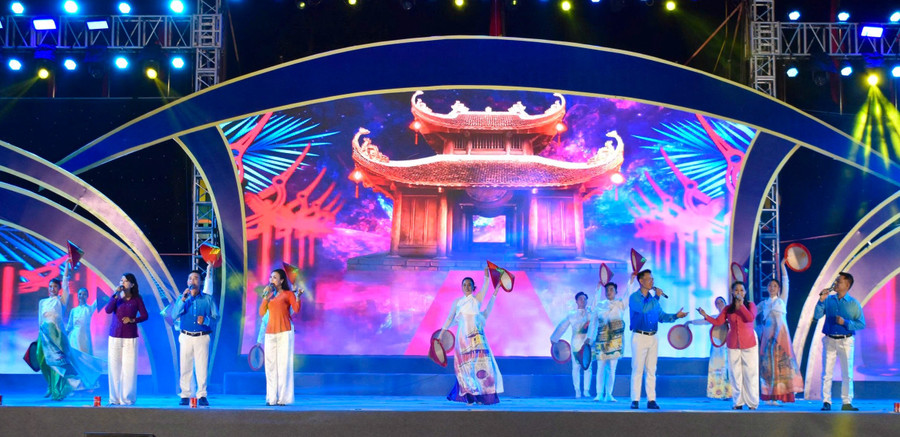 Liên khúc dân ca bài chòi Mừng ngày hội non sông xuất sắc giành huy chương vàng tại Hội thi. Ảnh: ĐVCC z6891049105193-8b4cab31b40e3bc3b9f8795963c3db6d.jpg