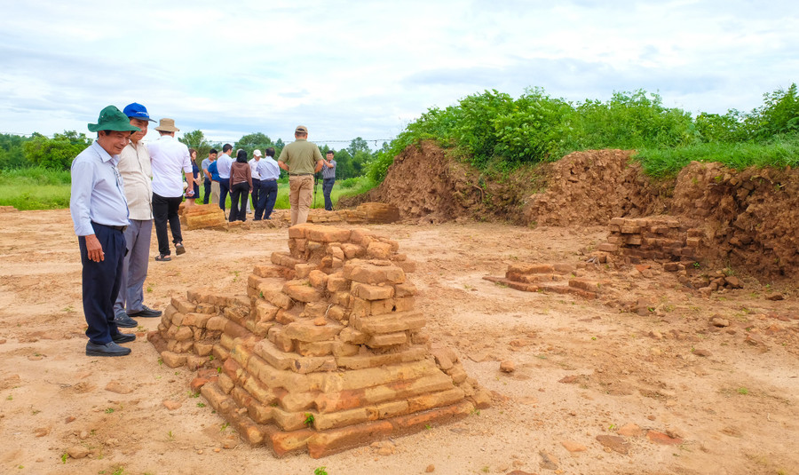 ស្ថាបត្យកម្មគ្រឹះនៃប៉មនេះបានបង្ហាញបន្ទាប់ពីការជីកកកាយ។ រូបថត៖ ង៉ុក ញួន kien-truc-mong-chan-thap-xuat-lojpg.jpg
