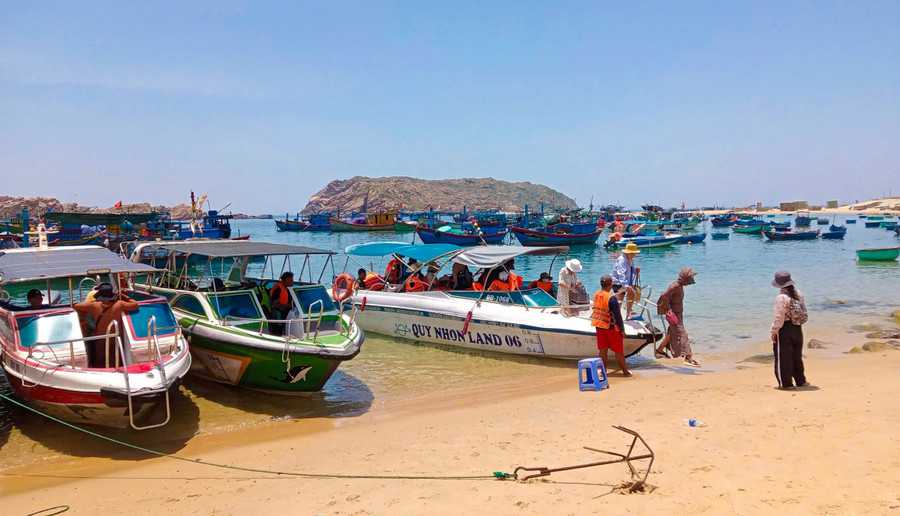 Ca nô đưa du khách trải nghiệm, tắm biển ở làng biển Nhơn Hải (phường Quy Nhơn Đông, tỉnh Gia Lai). Ảnh: Đoan Ngọc z6882672003261-225b37b62c4d3f63dae6567dd2602221.jpg