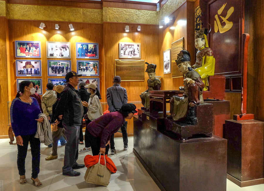 ភ្ញៀវទេសចរណ៍ទៅទស្សនាកន្លែងតាំងពិព័រណ៌ដែលបង្ហាញរូបចម្លាក់ Duc Ong បីរូបនៅសារមន្ទីរ Quang Trung។ រូបថត៖ ង៉ុក ញួន du-khach-tham-quan-khong-gian-trung-bay-ban-sao-ba-pho-tuong-duc-ongjpg.jpg