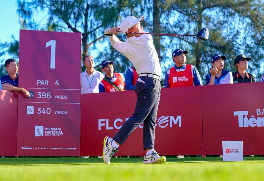 Sau lễ khai mạc, các golfer chính thức bước vào tranh tài. Ảnh: Ngọc Nhuận z6921379080148-5ea35393ed2ab77663018c57bc23edf5.jpg