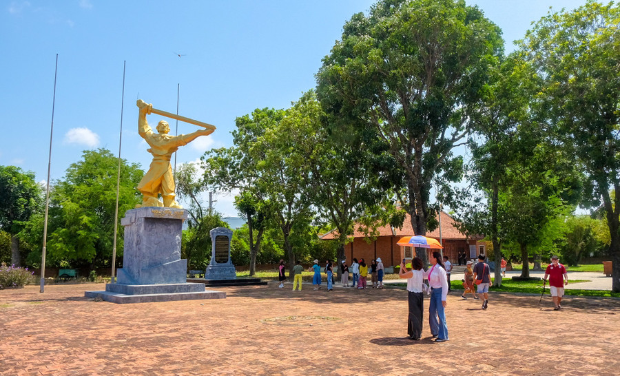 Tượng đài Hoàng đế Quang Trung tại di tích An Khê Trường. Ảnh: Ngọc Nhuận tuong-dai-hoang-de-quang-trung-tai-di-tich-an-khe-truongjpg.jpg