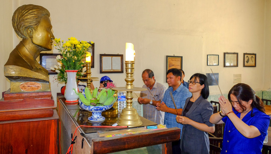 អនុប្រធានគណៈកម្មាធិការប្រជាជនខេត្ត Nguyen Thi Thanh Lich (ទីពីរពីស្តាំ) និងថ្នាក់ដឹកនាំមន្ទីរ អង្គភាពនានាបានអុជធូបរំលឹកដល់កវី Han Mac Tu នៅគេហដ្ឋានរំលឹកវិញ្ញាណក្ខន្ធនៅភូមិ Quy Hoa ឃ្លង់។ រូបថត៖ ង៉ុក ញួន pho-chu-tich-ubnd-tinh-nguyen-thi-thanh-lich-thu-2-tu-phai-sang-cung-lanh-dao-cac-so-nganh-dang-huong-nha-tho-han-mac-tu-tai-nha-trung-bay-o-lang-phong-quy-hoajpg.jpg