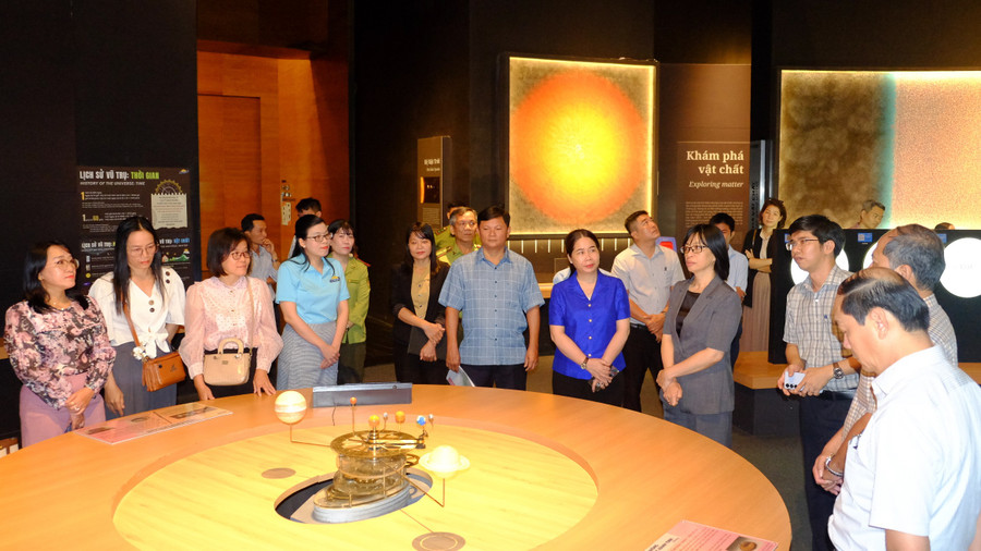 អនុប្រធានគណៈកម្មាធិការប្រជាជនខេត្ត Nguyen Thi Thanh Lich (ទី៤ ពីស្តាំ) ចុះអង្កេតមជ្ឈមណ្ឌលស្រាវជ្រាវ និងច្នៃប្រឌិតវិទ្យាសាស្ត្រ។ រូបថត៖ ង៉ុក ញួន pho-chu-tich-ubnd-tinh-nguyen-thi-thanh-lich-thu-4-tu-phai-sang-khao-sat-trung-tam-kham-pha-khoa-hoc-va-doi-moi-sang-taojpg.jpg