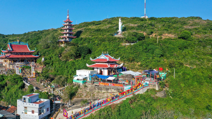 Lăng Ông Nam Hải vạn đầm Xương Lý - nơi thờ cá voi (thần Nam Hải) tọa lạc trên triền núi Đơn. Ảnh: Ngọc Nhuận lang-ong-nam-hai-van-dam-xuong-ly-toa-lac-tren-trien-nui-donjpg.jpg