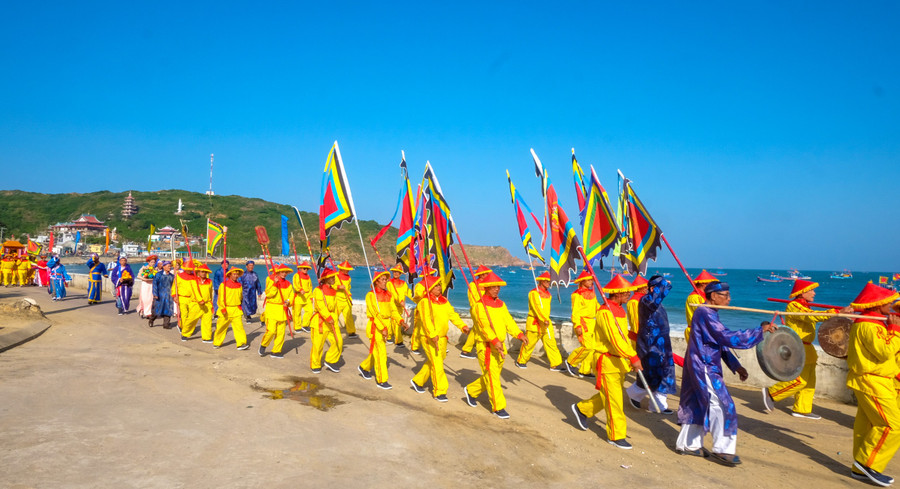 Lễ hội cầu ngư vạn đầm Xương Lý gắn với tín ngưỡng thờ cá voi (thần Nam Hải) của ngư dân bản địa. Ảnh: Ngọc Nhuận le-hoi-cau-ngu-van-dam-xuong-ly-gan-voi-tin-nguong-tho-ca-voijpg.jpg