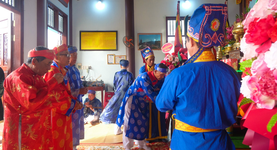 Lễ tế thần Nam Hải trong lễ hội cầu ngư vạn đầm Xương Lý. Ảnh: Ngọc Nhuận le-te-than-tai-lang-ong-nam-haijpg.jpg