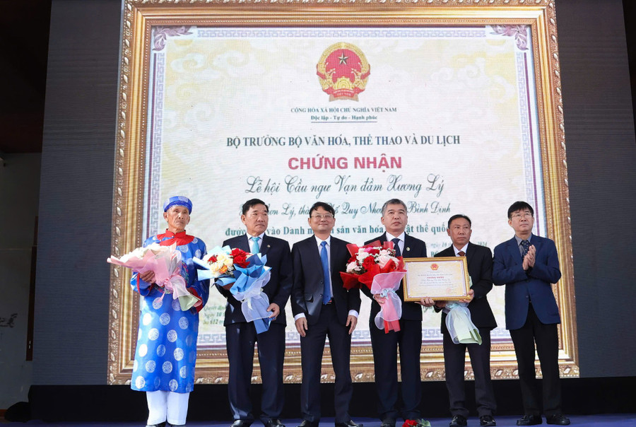 Lễ đón bằng công nhận di sản văn hóa phi vật thể quốc gia lễ hội cầu ngư vạn đầm Xương Lý diễn ra vào tháng 2-2025. Ảnh: Ngọc Nhuận le-don-nhan-bang-cong-nhan-di-san-van-hoa-phi-vat-the-quoc-gia-le-hoi-cau-ngu-van-dam-xuong-ly-vao-thang-2-2025jpg.jpg