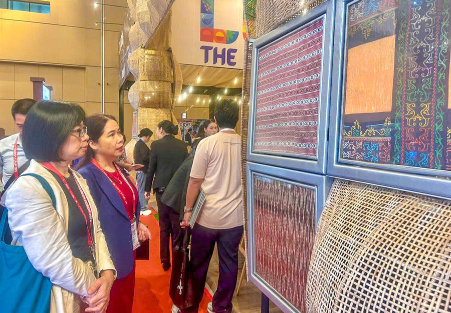 La vicepresidente del Comitato popolare provinciale di Gia Lai, Nguyen Thi Thanh Lich (all'estrema sinistra), insieme ai dirigenti del Dipartimento provinciale di Cultura, Sport e Turismo di Gia Lai, visita gli stand espositivi alla Fiera internazionale del turismo Travex 2026. Foto: fornita dal Comitato popolare provinciale. pho-chu-tich-ubnd-tinh-nguyen-thi-thanh-lich-bia-rai-cung-lanh-dao-so-vhttdl-tinh-gia-lai-tham-quan-khu-trung-bay-tai-hoi-cho-du-lich-quoc-te-travex.jpg