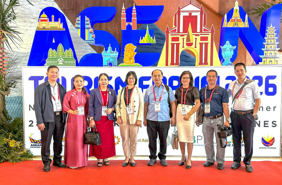 La delegazione provinciale di Gia Lai, guidata dalla vicepresidente del Comitato popolare provinciale Nguyen Thi Thanh Lich (quarta da sinistra), ha partecipato all'ATF 2026 e alla Fiera internazionale del turismo Travex. Foto: fornita dal Comitato popolare provinciale. pho-chu-tich-ubnd-tinh-nguyen-thi-thanh-lich-thu-4-tu-trai-sang-lam-truong-doan-tinh-gia-lai-tham-du-atf-2026jpg.jpg