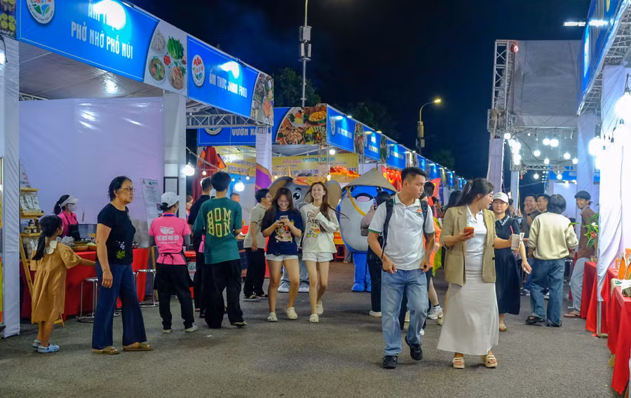 dong-dao-nguoi-dan-va-du-khach-tham-gia-ngay-hoi-am-thuc-2.jpg