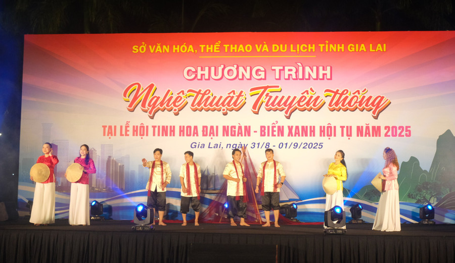 Tiết mục dân ca bài chòi Vươn khơi bám biển sẽ biểu diễn vào tối ngày 1-10. Ảnh: Ngọc Nhuận tiet-muc-vuon-khoi-bam-bienjpg.jpg