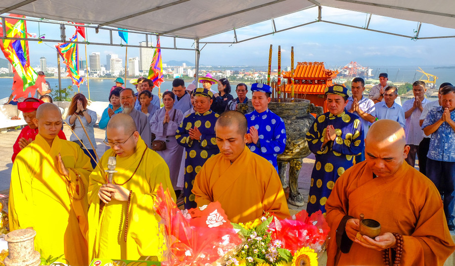 Cúng kinh cầu quốc thái dân an trong lễ rước giác linh Đức Thánh Trần. Ảnh: Ngọc Nhuận nghi-thuc-tung-kinh-cau-quoc-thai-dan-anjpg.jpg