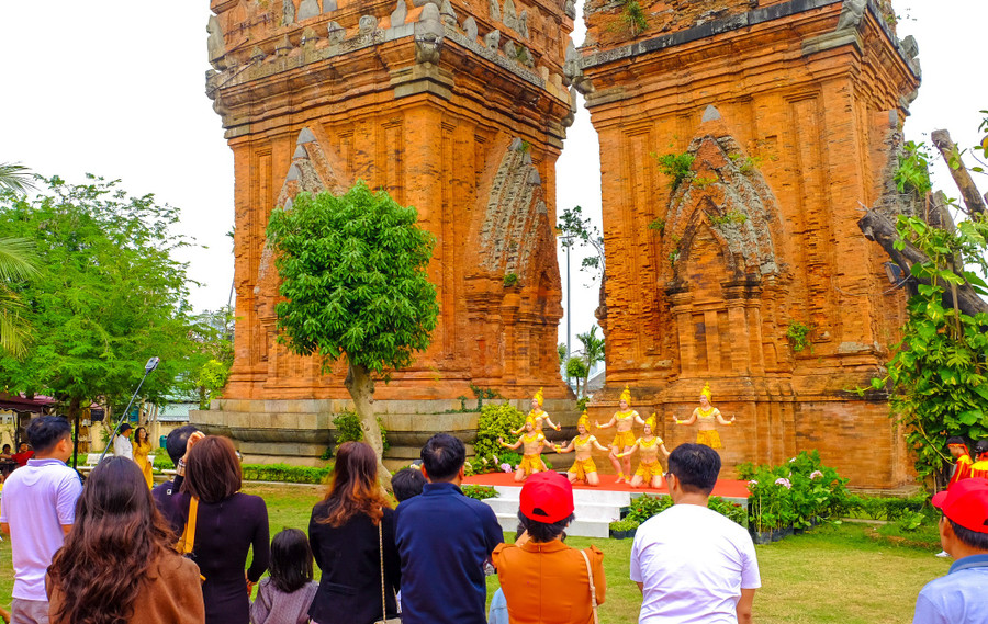 chuong-trinh-bieu-dien-nghe-thuat-se-to-chuc-tai-thap-doi-vao-toi-thu-sau-hang-tuan-tu-cuoi-thang-3-den-het-thang-9-2026-de-phuc-vu-du-khach-1.jpg
