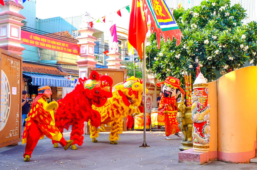 Múa lân khai hội lễ giỗ Đức Thánh Trần. Ảnh: Ngọc Nhuận mua-lan-khai-hoi-le-gio-duc-thanh-tranjpg.jpg
