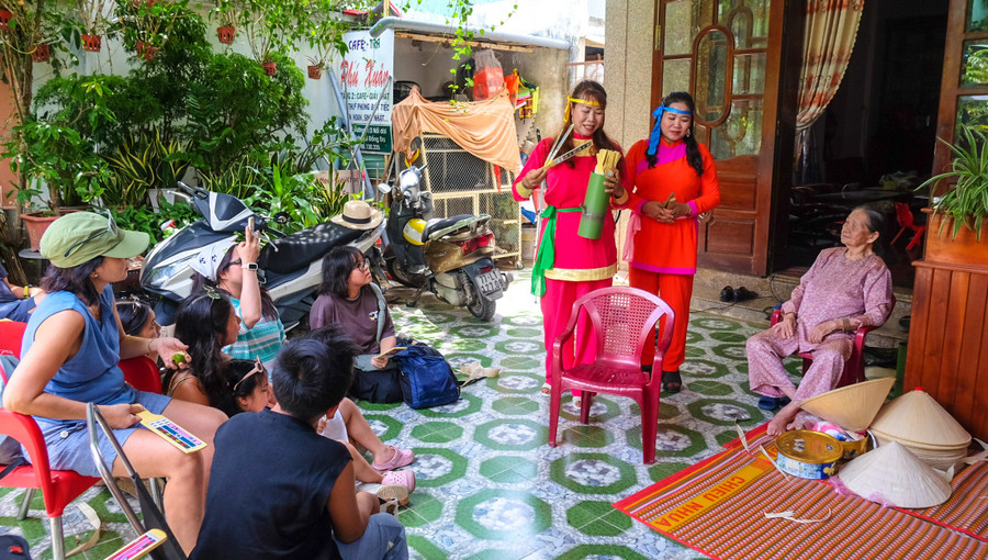 Du khách hòa cùng niềm vui trong hội đánh bài chòi dân gian. Ảnh: Ngọc Nhuận dscf2574.jpg