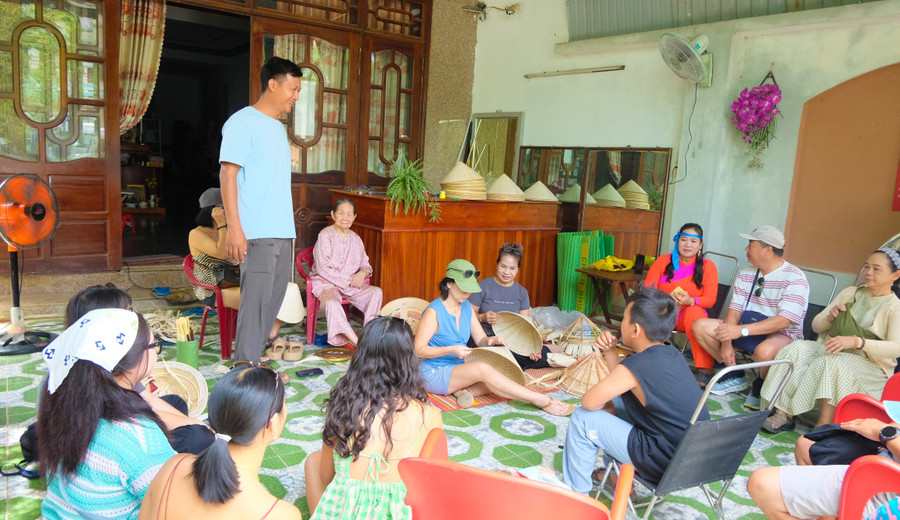 Anh Huỳnh Vũ Trí (đứng) giới thiệu những hoạt động trải nghiệm văn hóa dành cho du khách. Ảnh: Ngọc Nhuận dscf2568.jpg