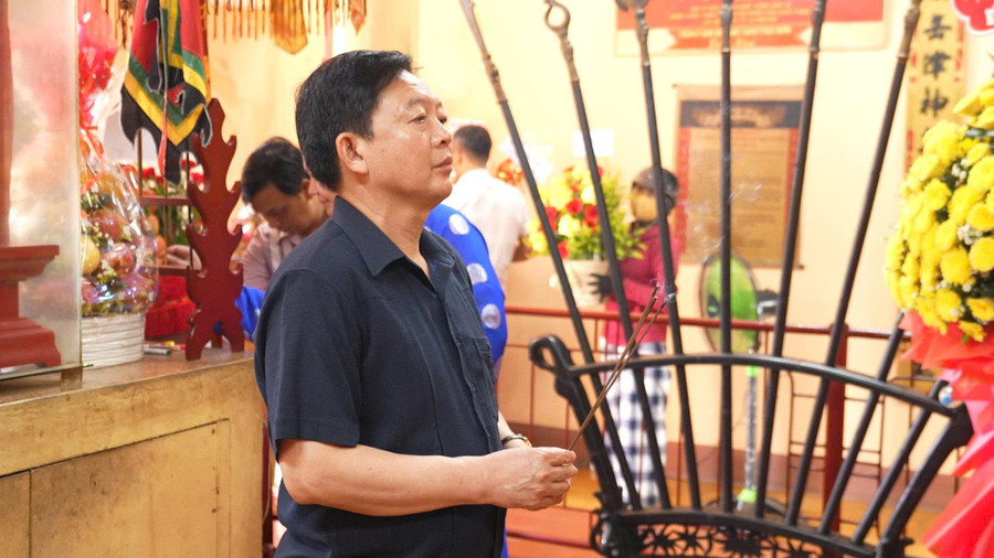 Đồng chí Hồ Quốc Dũng - Ủy viên Trung ương Đảng, Ủy viên Ban Thường vụ Đảng ủy Chính phủ, nguyên Bí thư Tỉnh ủy Gia Lai thành kính dâng hương tri ân công đức Đức Thánh Trần. Ảnh: Dũng Nhân dong-chi-ho-quoc-dung-dang-huong-duc-thanh-tranjpg.jpg