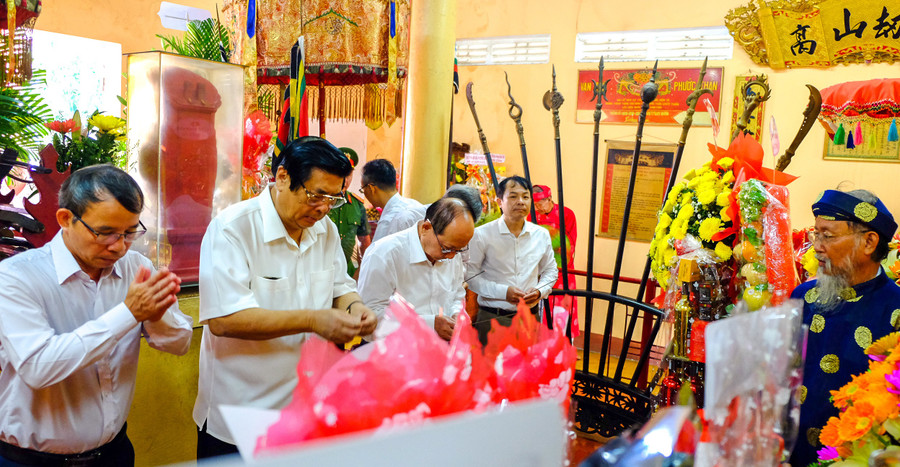 Đại biểu dâng hương tại lễ giỗ Đức Thánh Trần. Ảnh: Ngọc Nhuận dai-bieu-dang-huong-tai-le-giojpg.jpg