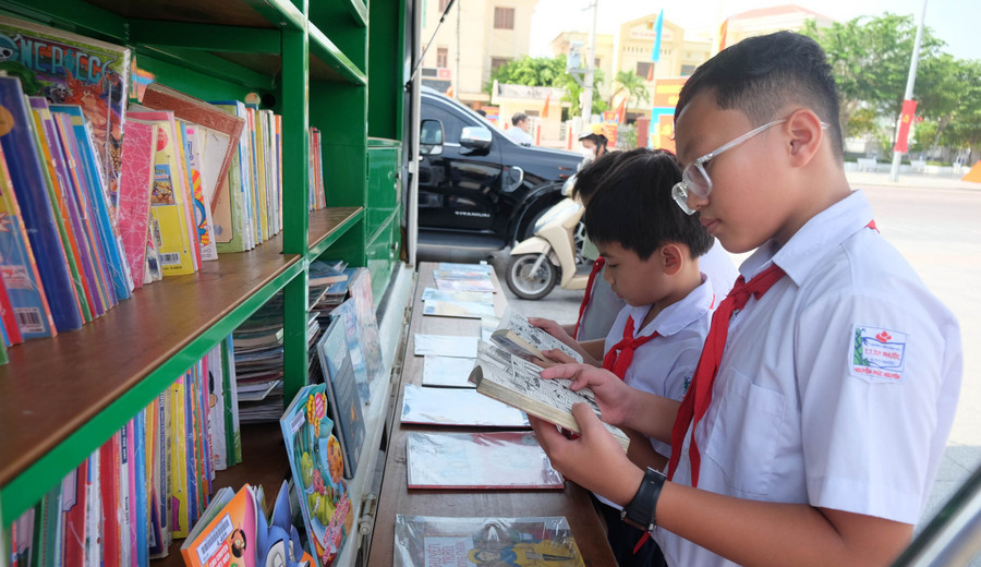 Thư viện tỉnh Gia Lai đưa xe thư viện lưu động đến phục vụ học sinh tại lễ ra mắt Tủ sách cơ sở và Thư viện Hy vọng xã Tuy Phước. Ảnh: Ngọc Nhuận dscf2250.jpg