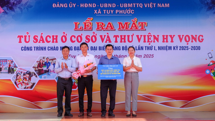 Bà Huỳnh Thị Anh Thảo, Phó Giám đốc Sở Văn hóa, Thể thao và Du lịch tỉnh Gia Lai (bìa phải) và ông Trần Xuân Nhất, Phó Giám đốc Thư viện tỉnh Gia Lai (bìa trái) trao tặng thiết bị nhận diện thư viện và sách, báo cho Thư viện Hy vọng. Ảnh: Ngọc Nhuận dscf2196.jpg