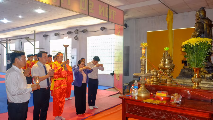 ngon-lua-thieng-duoc-dua-ve-nha-tho-to-vo-co-truyen-de-thap-len-dai-trong-dem-khai-mac-lien-hoan-vao-toi-nay-ngay-2-8.jpg