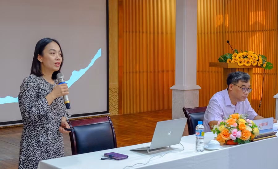 ts-nguyen-to-lan-chu-nhiem-de-tai-trinh-bay-de-dan-nhan-manh-gia-tri-di-san-tu-lieu-chua-thap-thap-tai-hoi-thao.jpg