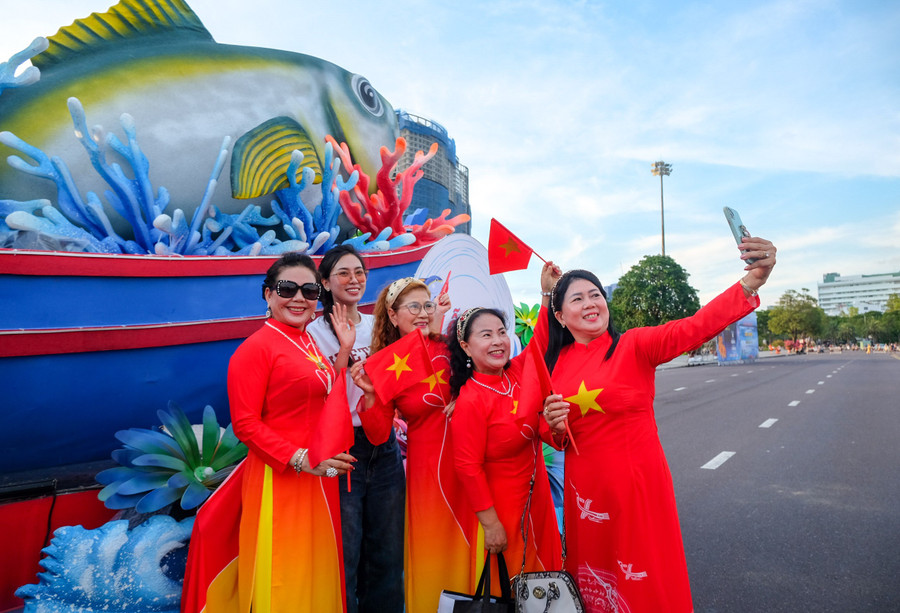 Hoa hậu Đinh Thị Hoa (thứ hai từ trái sang) chụp ảnh với người dân, du khách đến xem tổng duyệt. dscf3376.jpg