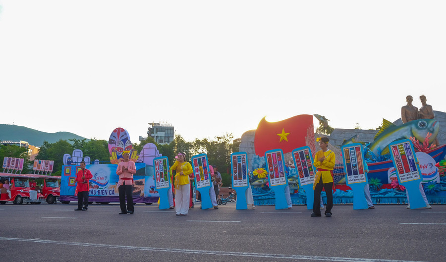 Trình diễn giới thiệu hội đánh bài chòi dân gian. dscf3398.jpg