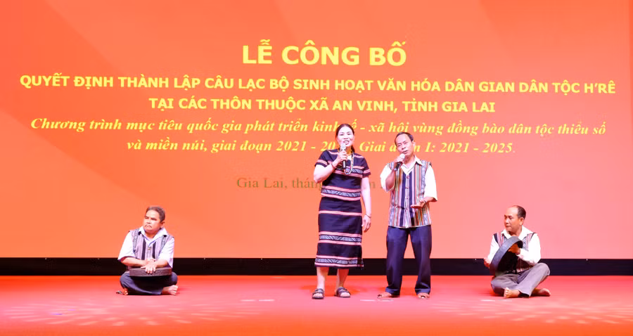 nghe-nhan-cau-lac-bo-bieu-dien-dan-ca-hrejpg.jpg