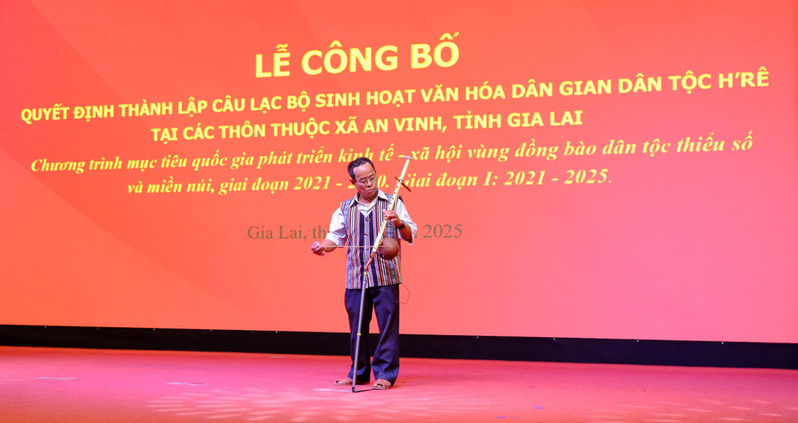 nghe-nhan-dinh-xuan-hai-chu-nhiem-cau-lac-bo-bieu-dien-nhac-du-dan-toc-hrejpg.jpg