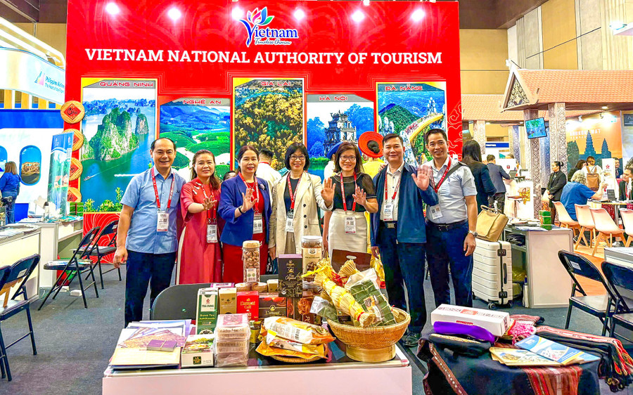La provincia di Gia Lai ha partecipato, insieme al Vietnam, allo stand congiunto per promuovere i prodotti turistici alla fiera internazionale del turismo Travex 2026. Foto: fornita dall'azienda. tinh-gia-lai-tham-gia-quang-ba-tai-gian-hang-chung-cua-viet-nam-jpg.jpg