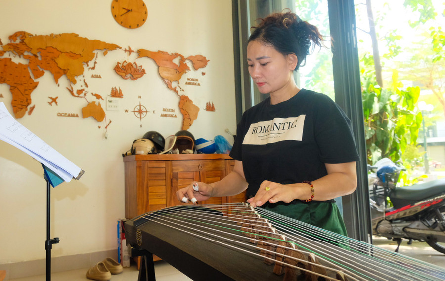 Là người làm công việc văn phòng, chị Ngô Thị Thu Hương (phường Quy Nhơn) theo học đàn cổ tranh như cách giải tỏa những căng thẳng trong công việc. Ảnh: Ngọc Nhuận dscf2330.jpg