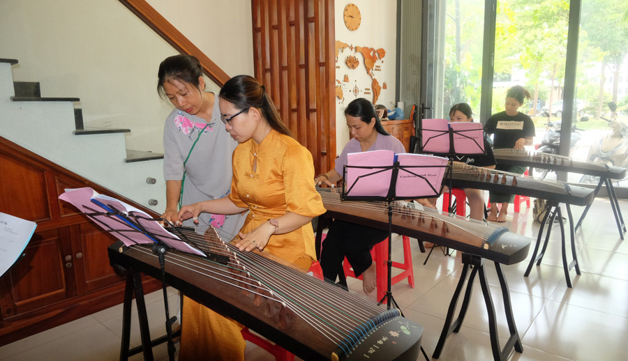 Cô giáo Hòa Diễm đang chỉ học viên kỹ thuật láy dây đàn. Ảnh: Ngọc Nhuận dscf2343.jpg