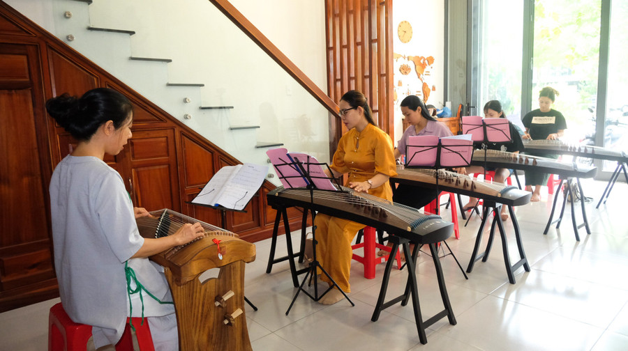 Với niềm đam mê, sự kiên trì, lớp học đàn cổ tranh của chị Hòa Diễm dần được nhiều người tìm đến. Ảnh: Ngọc Nhuận dscf2316.jpg
