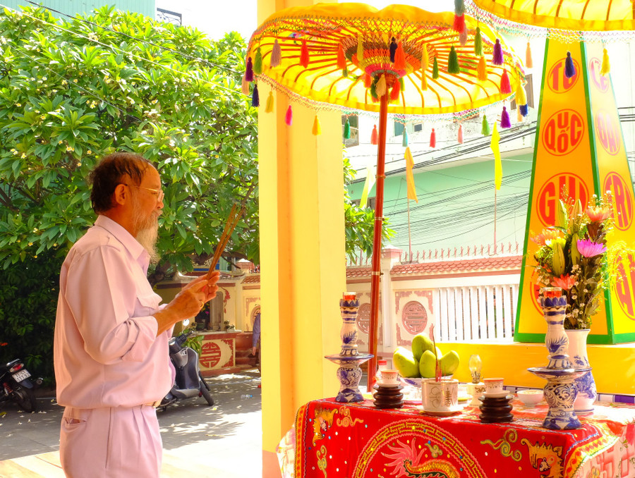 Dâng hương cầu nguyện anh linh các Anh hùng liệt sĩ tại Đền thờ Trần Hưng Đạo. Ảnh: Ngọc Nhuận dang-huong-cau-nguyen-huong-linh-anh-hung-liet-sijpg.jpg