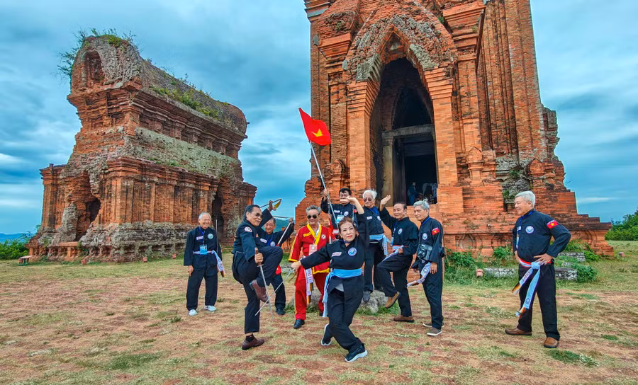 cac-doan-tham-quan-bieu-dien-vo-thuat-ghi-lai-khoanh-khac-tai-thap-banh-it-2.jpg