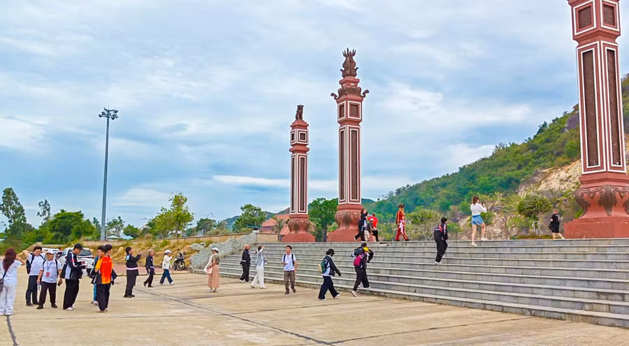 cac-doan-tham-quan-khu-du-lich-tam-linh-thien-vien-thien-hung-diem-den-noi-bat-voi-khong-gian-thanh-tinh-va-kien-truc-hai-hoa-2.jpg