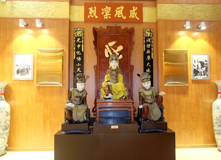 រូបសំណាកចម្លងរបស់ Duc Ong ចំនួនបីត្រូវបានដាក់តាំងនៅសារមន្ទីរ Quang Trung បន្ទាប់ពីកន្លែងគោរពបូជាដើមនៅវត្ត Boc។ រូបថត៖ ង៉ុក ញួន ba-pho-tuong-duc-ong-trung-bay-tai-bao-tang-quang-trung-theo-ban-sao-tai-chua-bocjpg.jpg